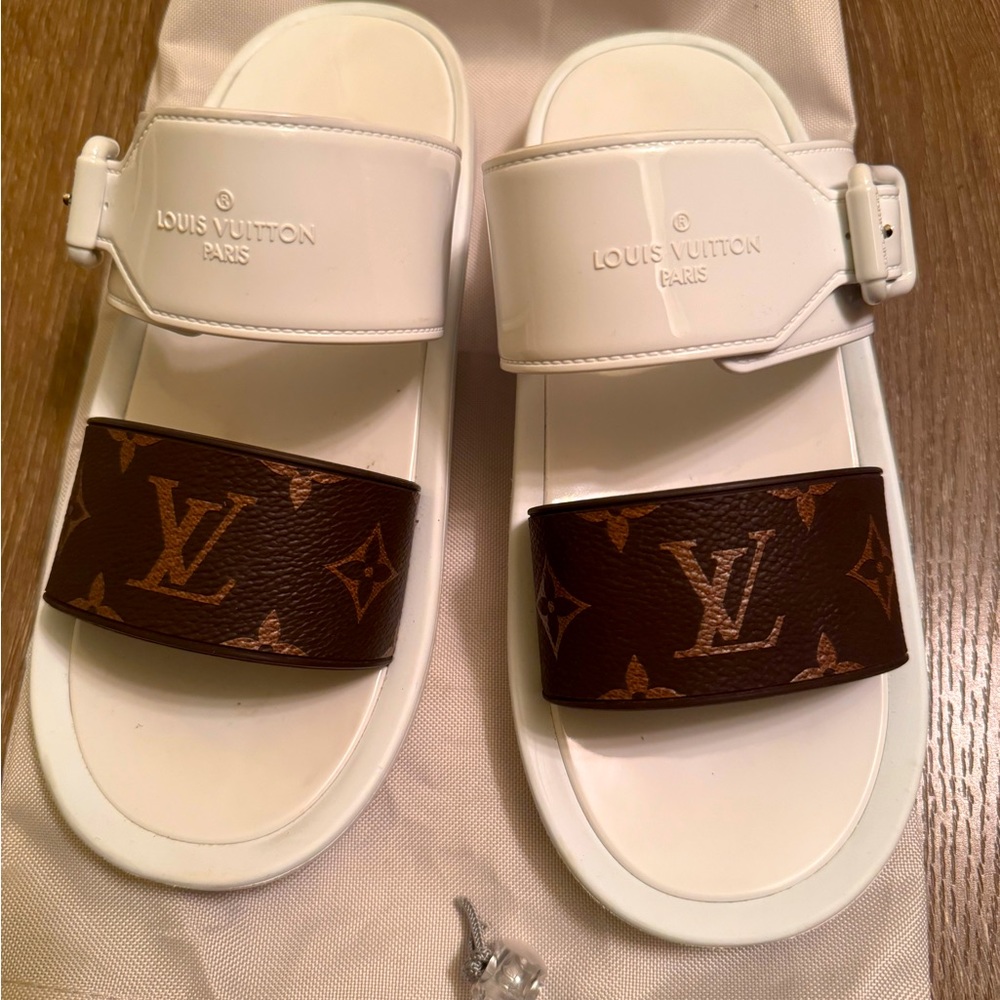 LOUIS VUITTON
WHITE DOUBLE STRAP MONOGRAM LV SUNBATH SANDALS